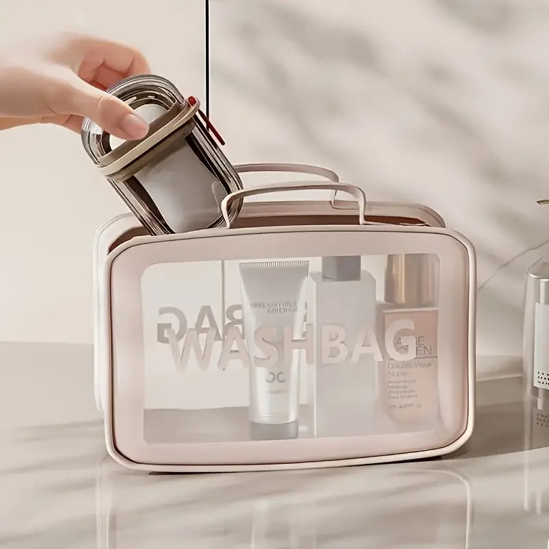 Une main ouvre une boîte de savon de voyage portable scellée, révélant divers produits de soins de la peau à l'intérieur.