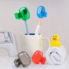 Un juego de cuatro estuches para cepillos de dientes de silicona de colores y una taza blanca exhibidos sobre una superficie 