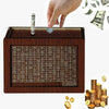 Hucha de madera para ahorros con ranura para monedas y billetes, mostrando diferentes denominaciones de moneda.