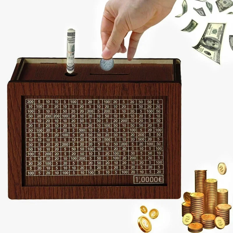 Hucha de madera para ahorros con ranura para monedas y billetes, mostrando diferentes denominaciones de moneda.
