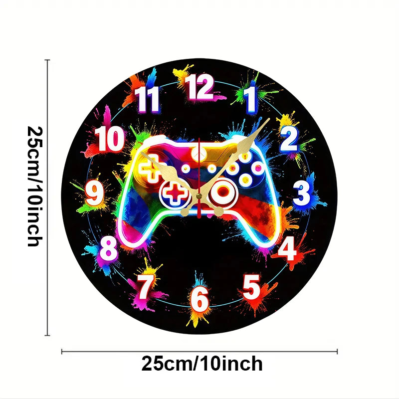 Reloj de pared redondo negro colgante con números y diseño de control de videojuego.