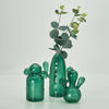 Un vase cactus en verre moderne de couleur vert vif avec des feuilles délicates.