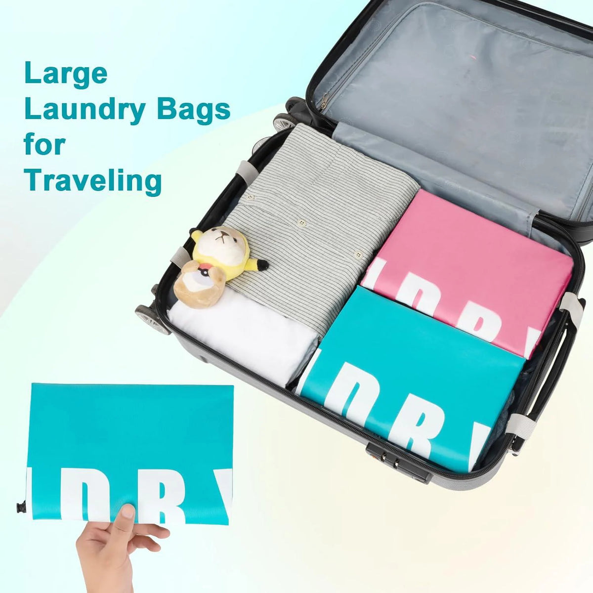 Una bolsa de ropa gris y rosa dentro de una maleta de viaje abierta, con una bolsa de tela azul sostenida por una mano.