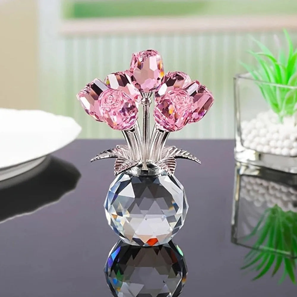 Kristallrose-Skulptur mit rosa Blumen auf klarem Glasfuß
