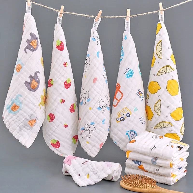Eine Leine mit weißen Baumwoll-Muslin-Waschlappen vor grauem Hintergrund.
