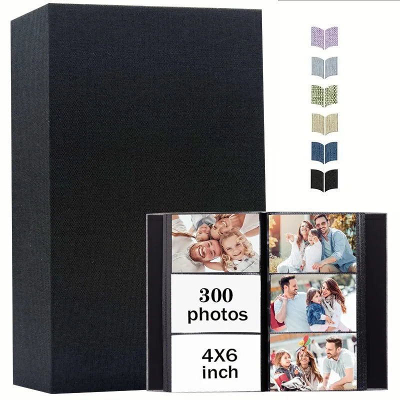 صندوق ألبوم صور أسود بغطاء مفتوح يعرض 300 صورة بحجم 4x6 بوصة.
