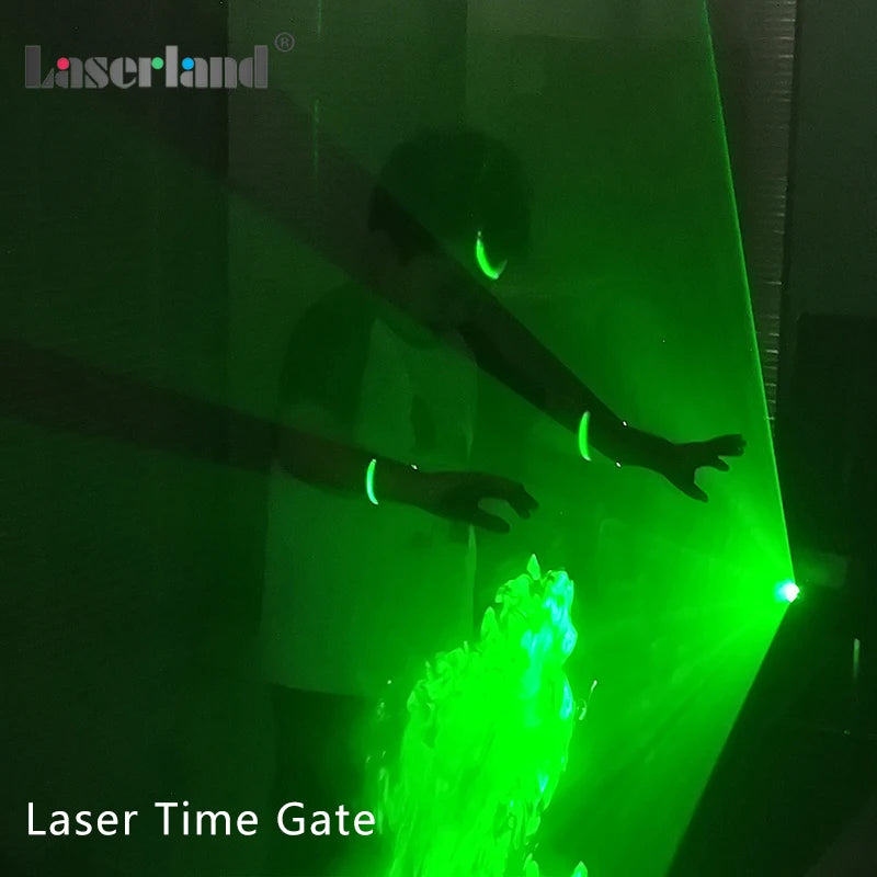 Un haz de láser verde corta el aire, iluminando la silueta de una persona en un entorno oscuro.