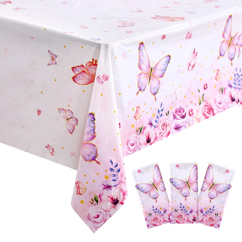 Nappe de table avec un papillon aquarelle rose drapé.