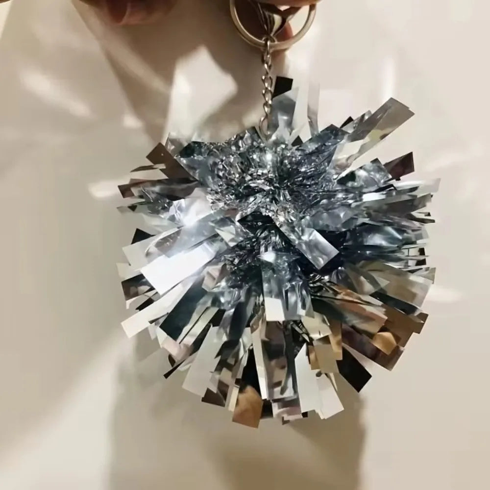Silber- und goldfarbener metallischer Konfetti-Pom-Pom-Anhänger mit Kette.
