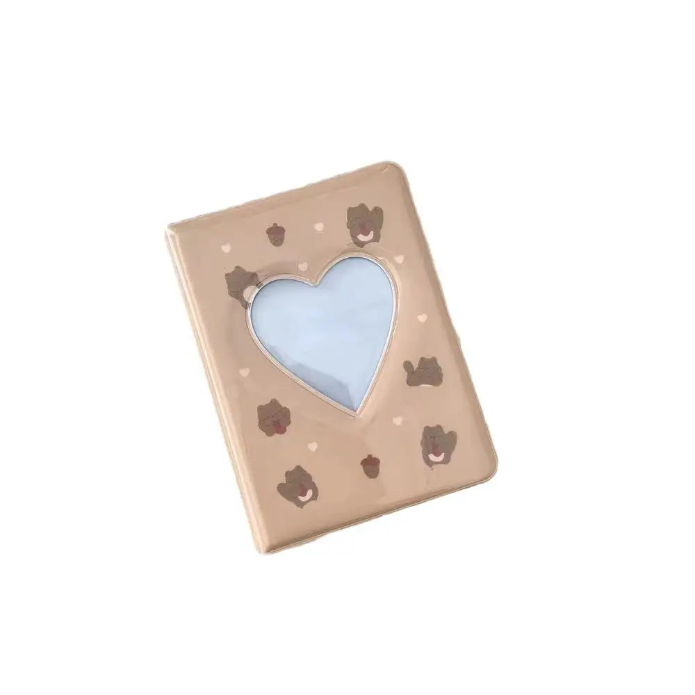 Álbum cuadrado con marco dorado claro y ventana en forma de corazón transparente con pequeños motivos de osos.