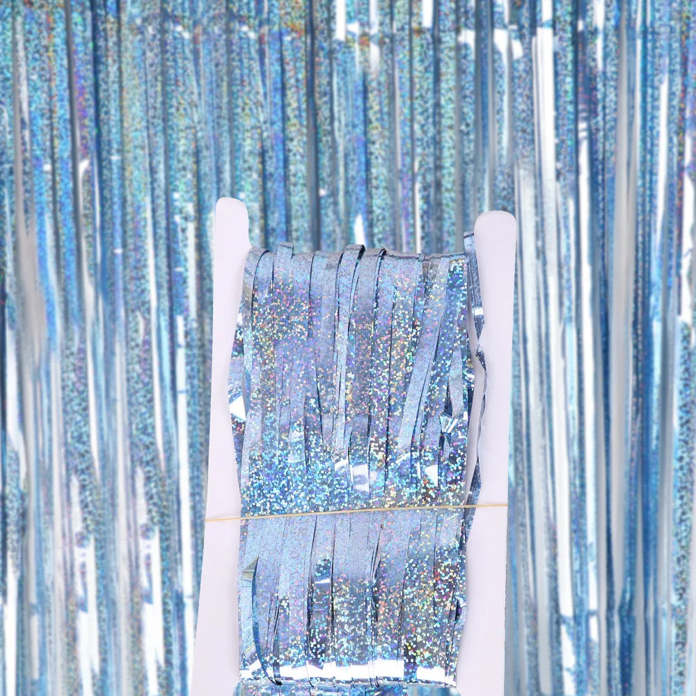 Nahaufnahme von metallisch blauem und silbernem Glitzer-Foil-Flimmervorhang, die vertikal hängen.