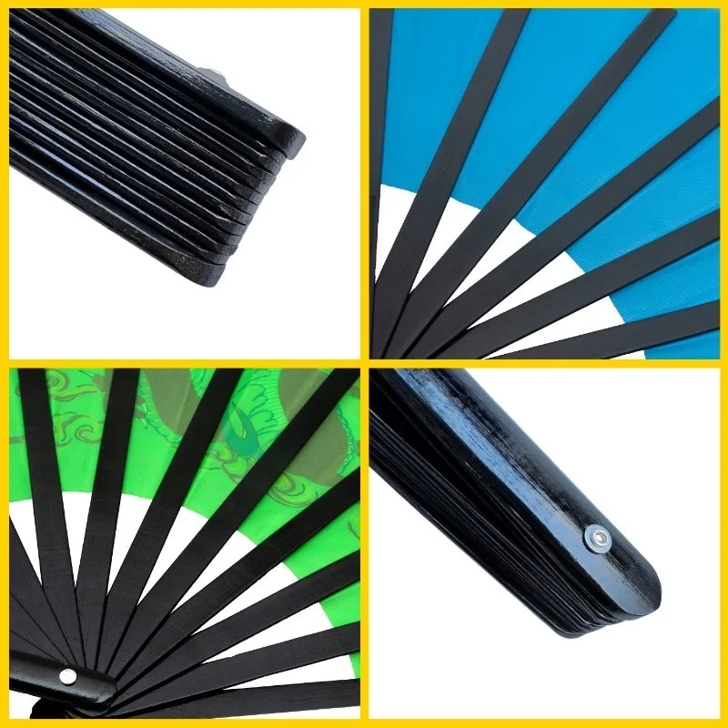 Un ensemble de fans de bambou noirs et bleus de martial arts, montrés sous différents angles.