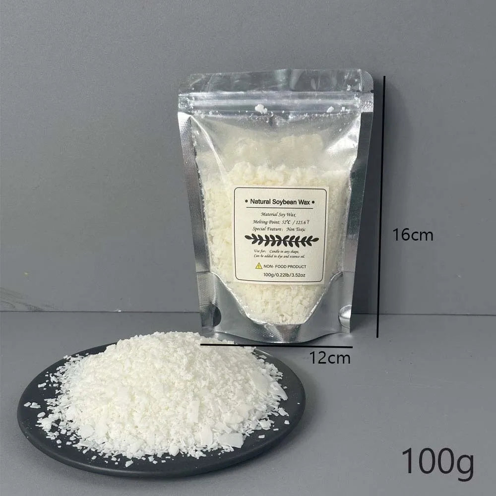 Klare Plastiktüte mit natürlichen Sojabienenwachsflocken neben einer Ansammlung weißes Wachs auf einem dunklen Teller.