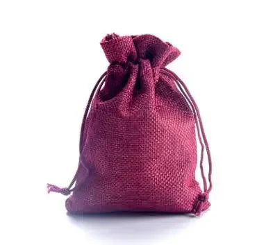 Eine tiefmagenta handgefertigte Geschenktasche aus Jute und Leinenstoff.