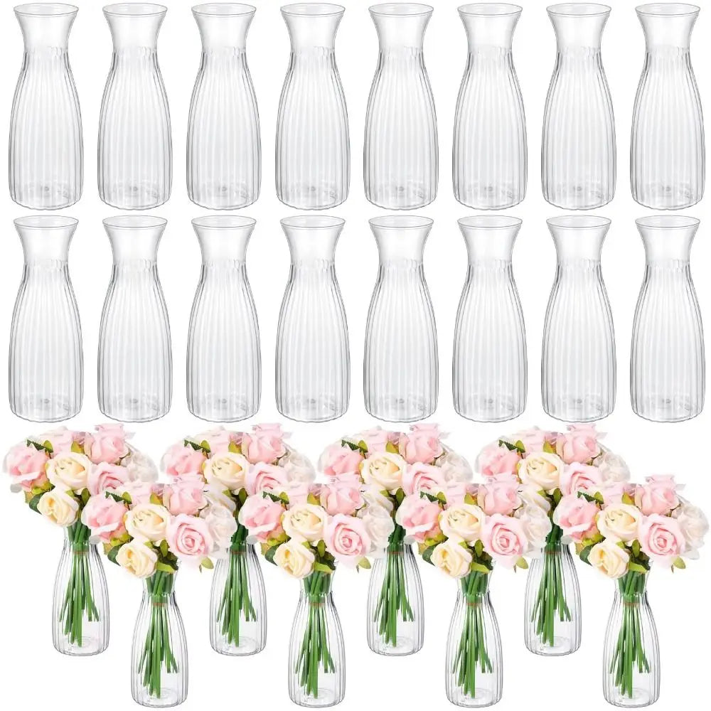 Una colección de jarrones florales de plástico transparente en diversas formas y tamaños para decoración del hogar.