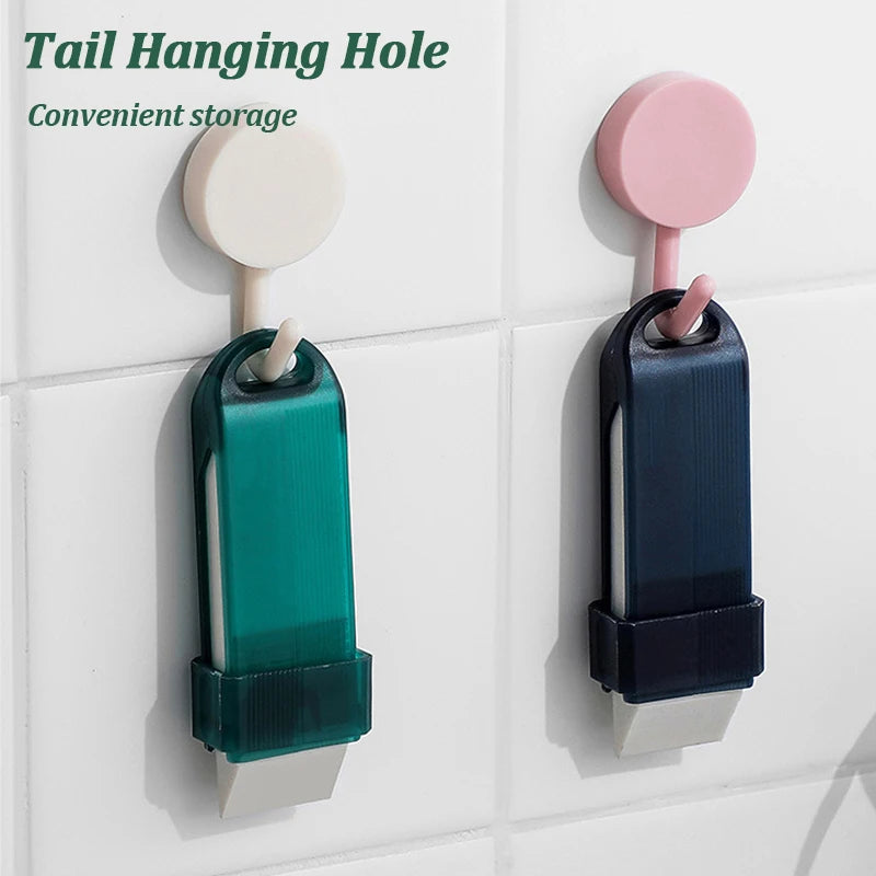 Nahaufnahme eines Schwanz-Haken-Accessoires zum praktischen Aufbewahren, mit einem türkis-rosa Reinigungswerkzeug.