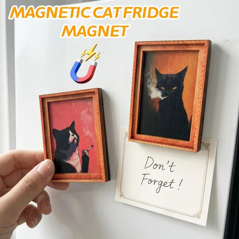Eine Hand hält ein gerahmtes Bild einer schwarzen Katzenmagnet auf einem weißen Kühlschrank, mit einem Schild, das 'Vergiss n