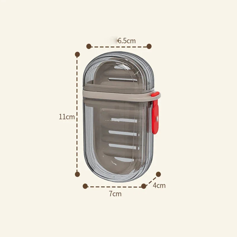 Boîte de savon de voyage claire et portable avec un couvercle gris et une touche de rouge.
