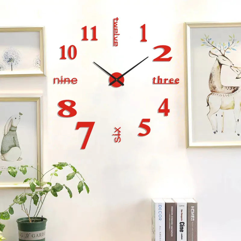 Weiße Wand mit einer roten 12-Stunden-Abstrakttaktuhr mit Ziffern und Zeigern, flankiert von gerahmter Kunst.