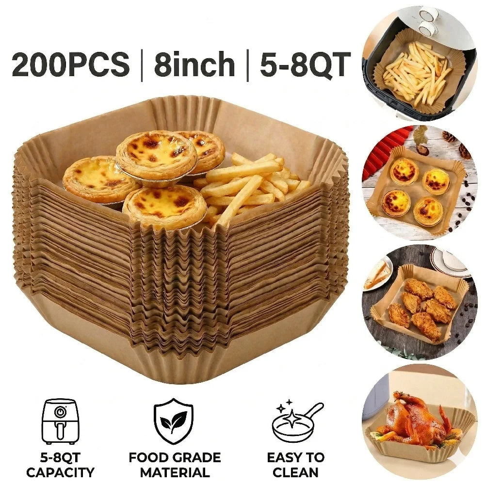 Braune Papierform für den Airfryer, gefüllt mit Pommes und anderen Speisen.