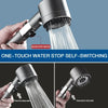 Duschkopf mit Hand, die den Wasserfluss stoppt, demonstriert seine Ein-Tast-Selbstumschaltfunktion.