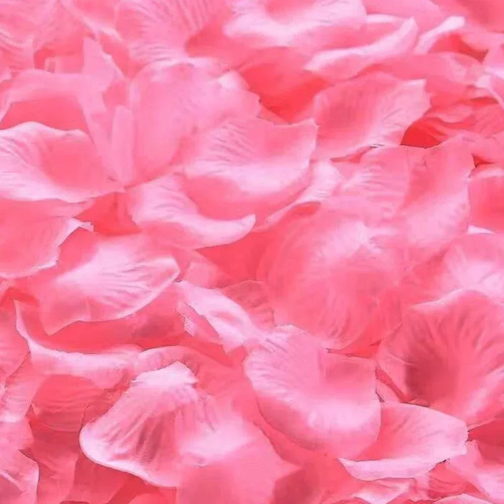 Primer plano de pétalos artificiales de rosa rosa vibrante para decoración.