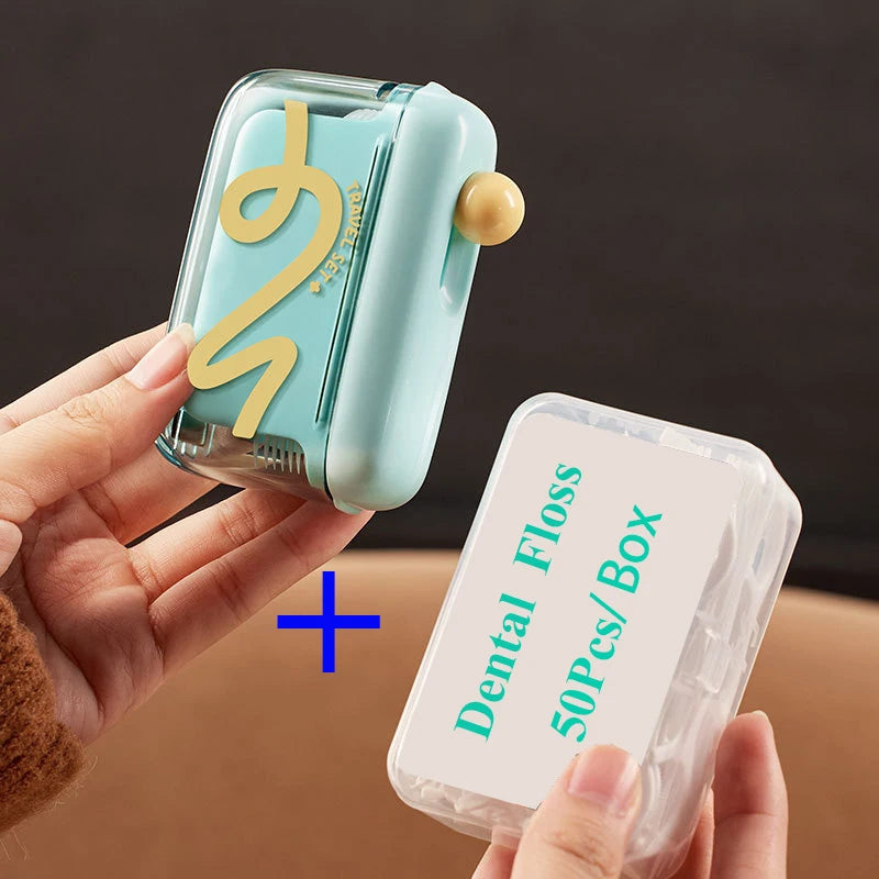 Eine Hand hält eine portable Box zum Aufbewahren und Verteilen von Zahnseide mit hellblauer Hülle und goldenen Buchstaben.