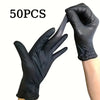 Un par de guantes desechables de nitrilo negros sostenidos por una mano, con el texto 50 PCS visible.
