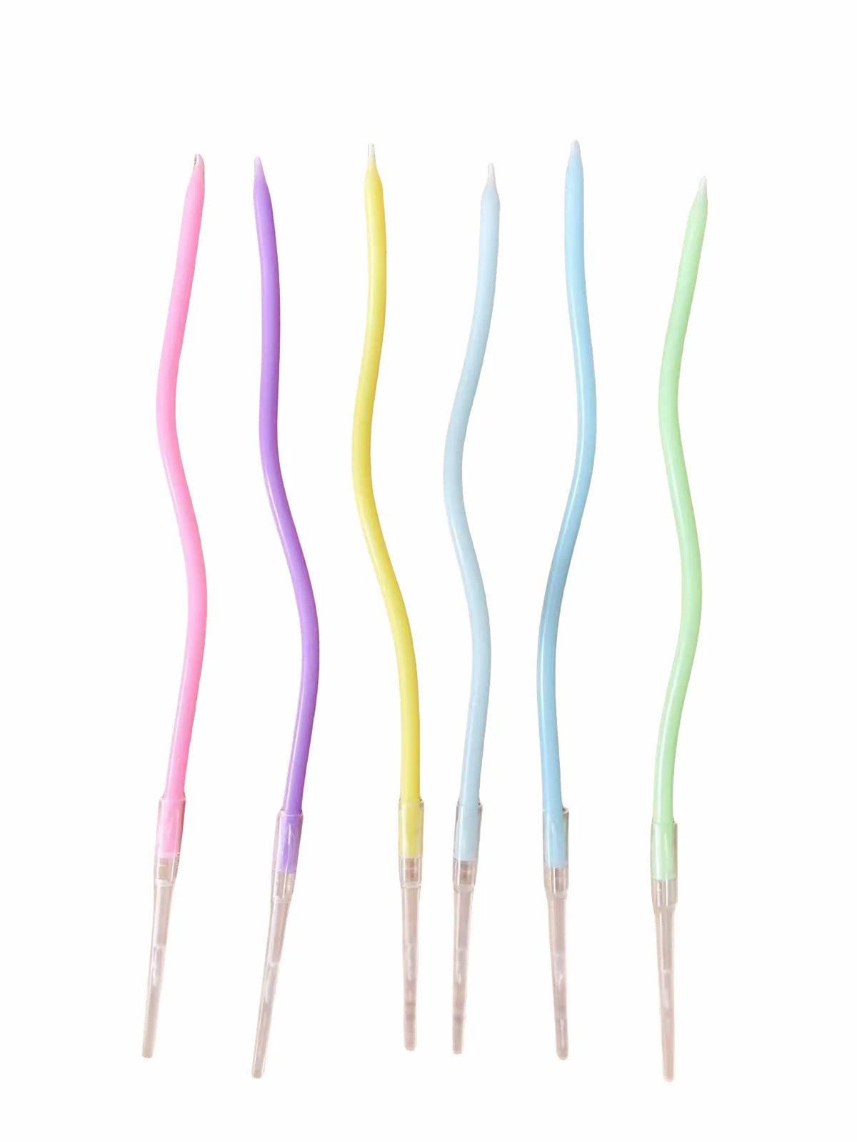 Ein Set von fünf dekorativen Spiralkerzen zum Geburtstag in rosa, lila, gelb, blau und grün.
