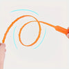 Una herramienta flexible naranja para limpiar desagües, demostrando su flexibilidad y capacidad de limpieza.