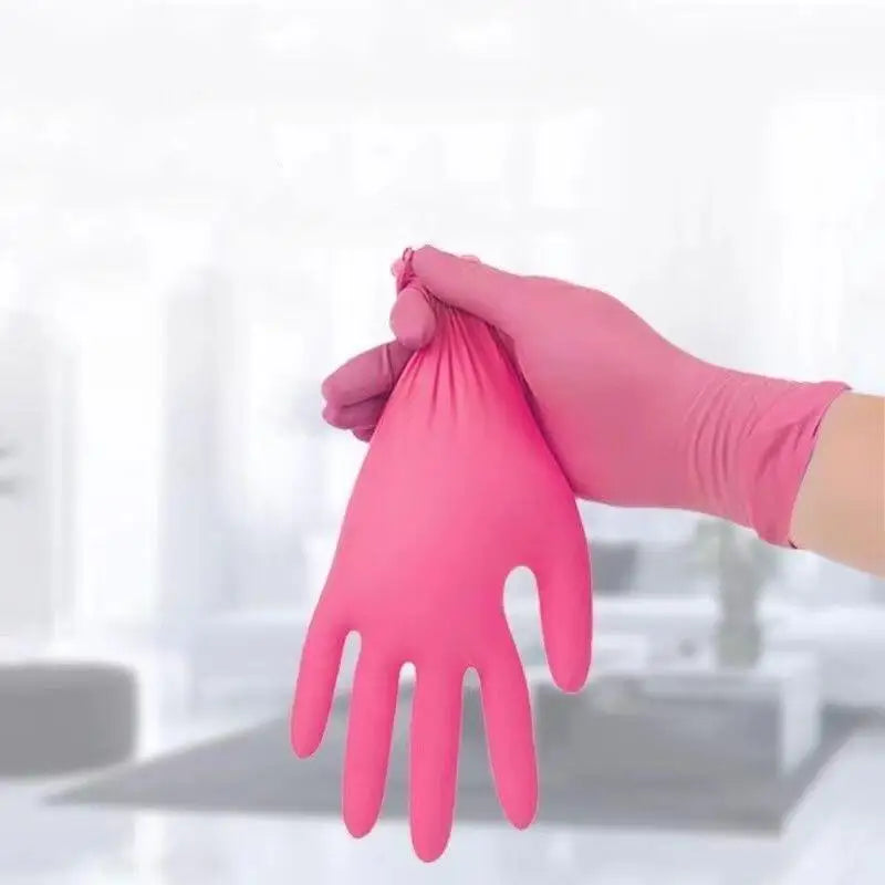 Una mano vistiendo un guante desechable de nitrilo rosa, sugerente para belleza o limpieza.