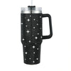 Vaso aislado de acero inoxidable negro cubierto de pedrería plateada brillante.