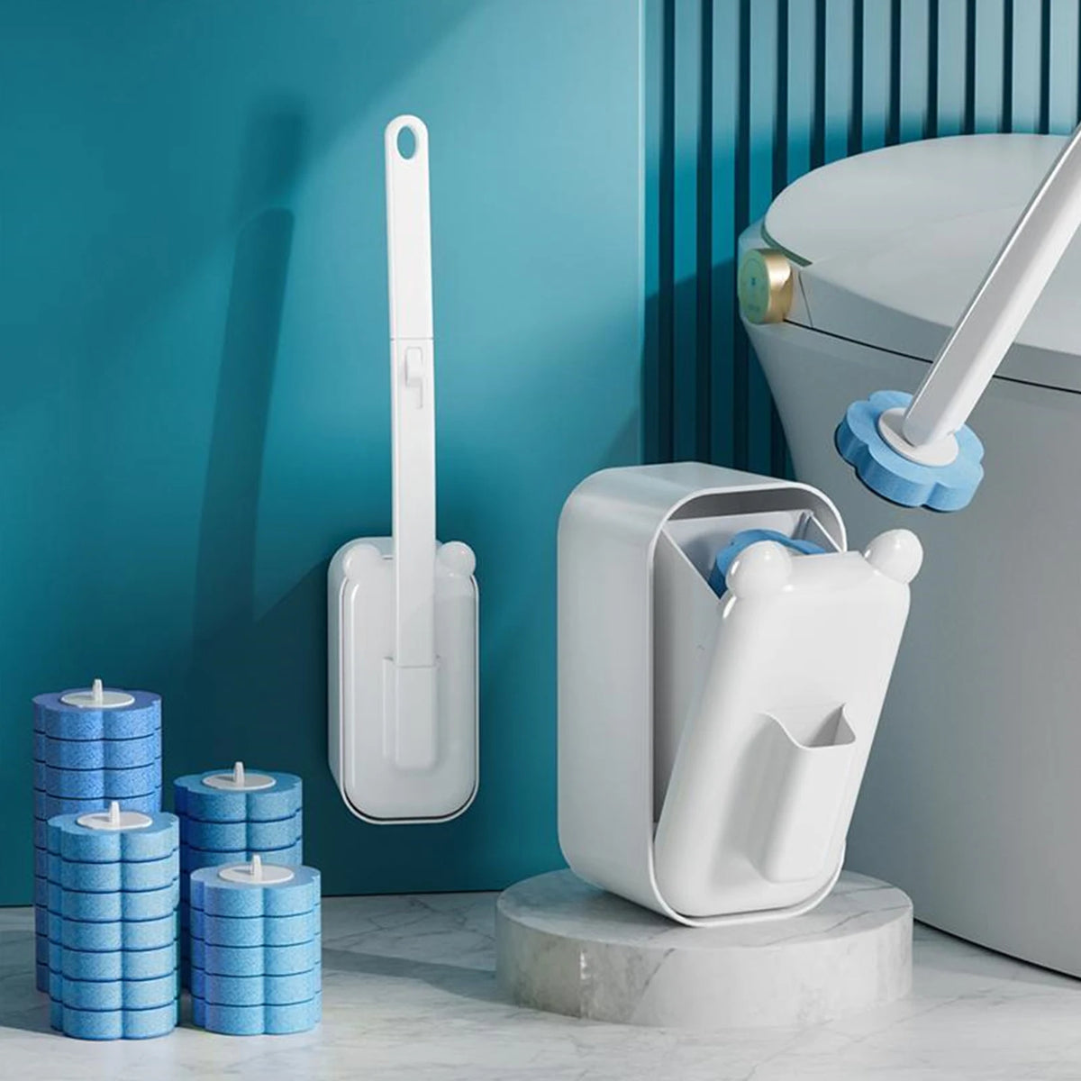 Un ensemble de brosse de toilette jetable fixée au mur blanc, à côté d'une cuvette, contre un mur bleu sarcelle.