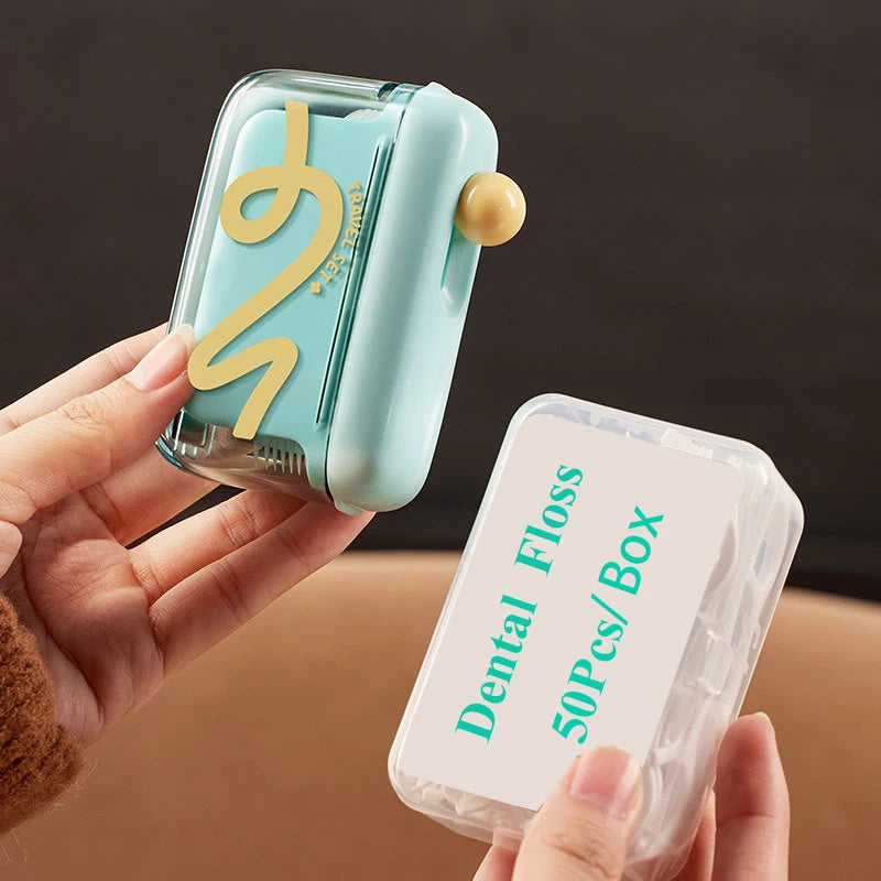 Eine Hand hält eine klare türkise portable Box zum Aufbewahren und Verteilen von Zahnseide (50 Stück/Box).