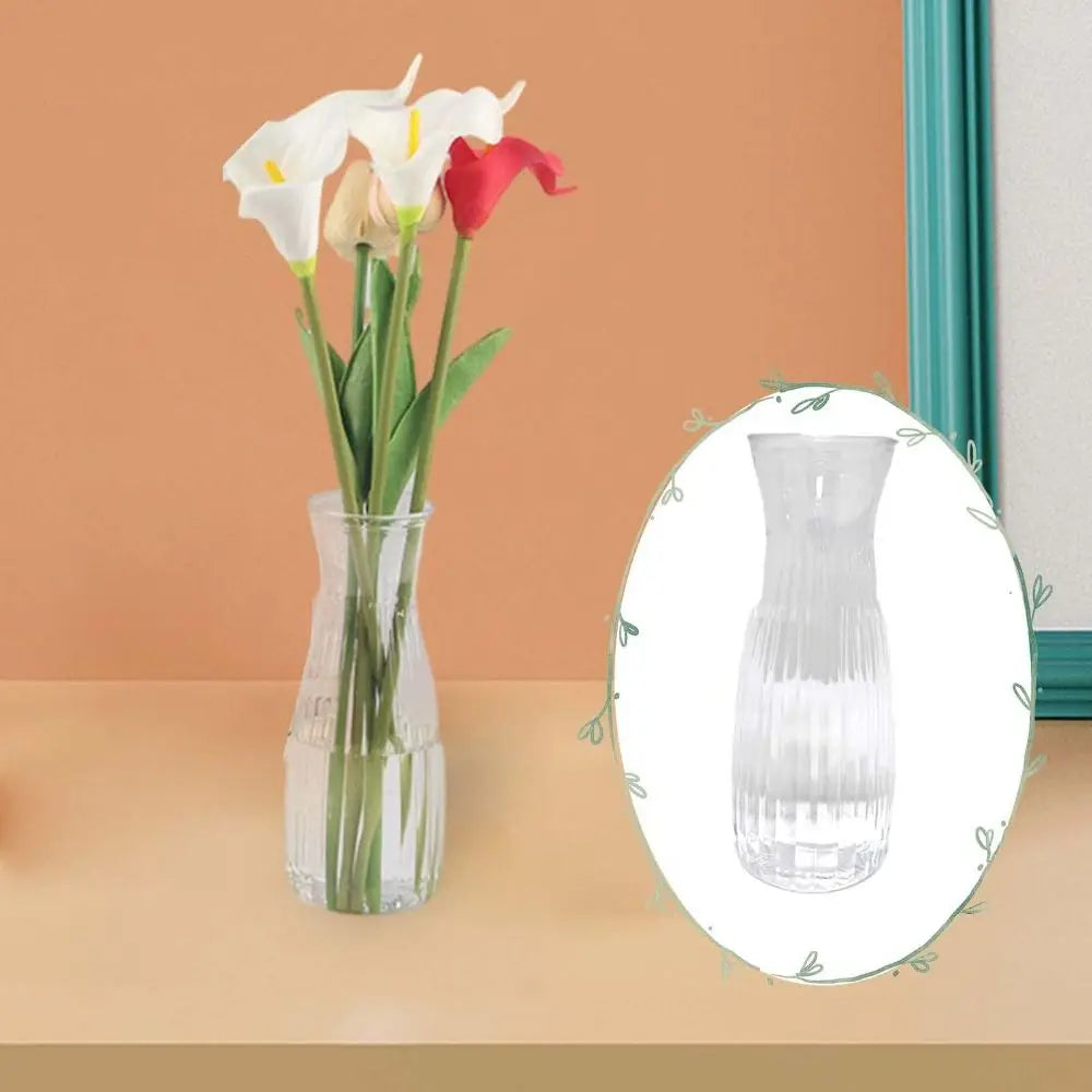 Un jarrón de vidrio con tulipanes blancos y rojos sobre un fondo melocotón.