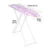 Tablero de planchar rosa plegable con funda resistente al calor y marco de metal blanco.