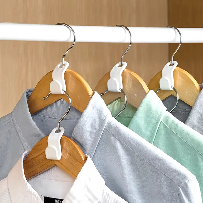 Holz-Kleiderbügel hängen an einer weißen Leiste in einer Kleiderschrank-Organisation