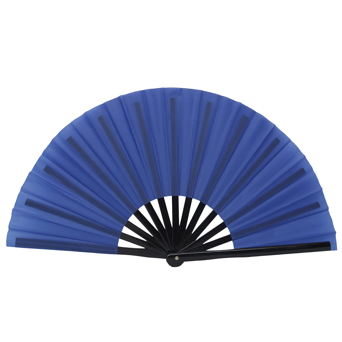 Un éventail traditionnel de lutte en bambou bleu foncé ouvert pour montrer sa structure plissée.