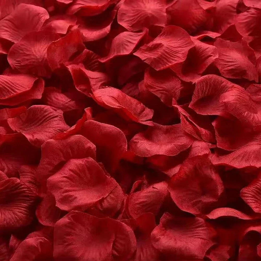 Primer plano de pétalos de rosa de seda artificial rojo intenso apilados.