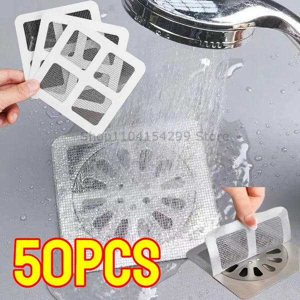 Eine Hand hält einen Stapel von 50 Netzabflussfiltern, wobei ein Filter gezeigt wird, der Wasser aus einem Spülbecken abfängt