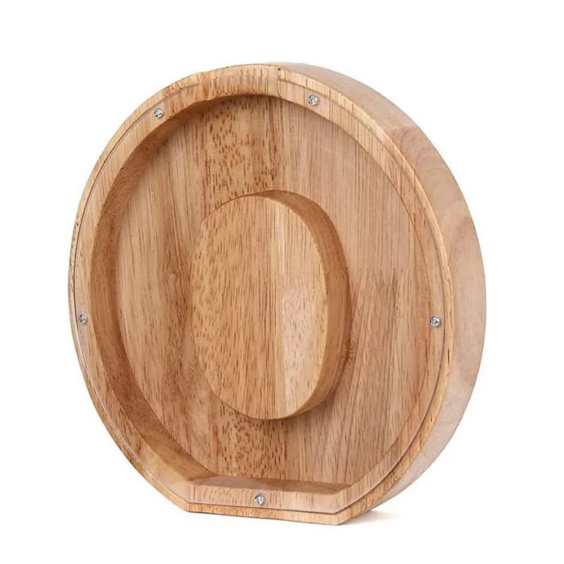 Une tirelire en bois ronde avec un alphabet découpé.