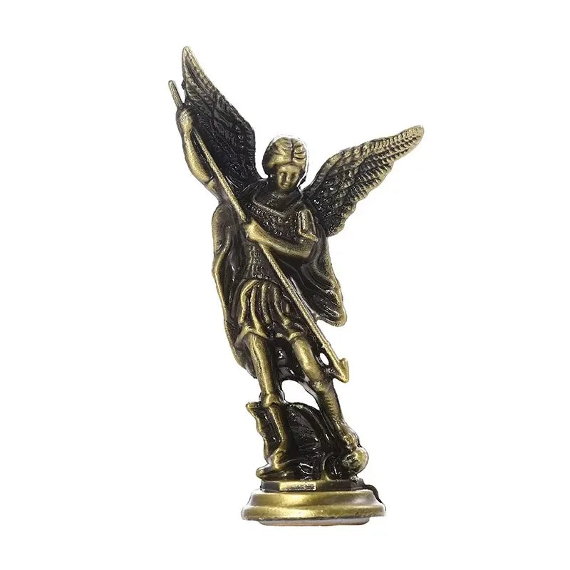 Bronzefigur des Erzengels Michael mit Flügeln und Speer auf einem Sockel