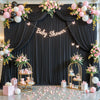Fondo para baby shower rosa y negro floral con cortinas y soportes dorados decorados.