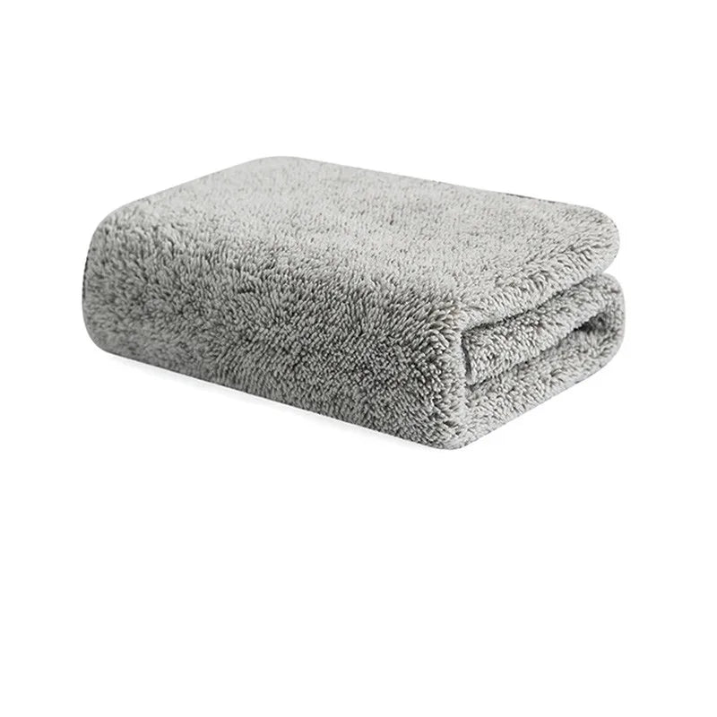 Ein Stapel grauer, umweltfreundlicher Bambus-Mikrofaser-Küchentücher.