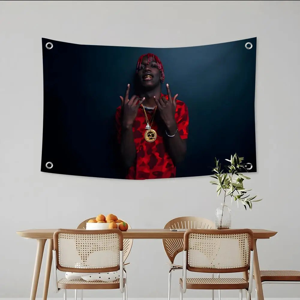 Dunkler Banner mit einer Person mit rotem Haar, die eine Handbewegung vor dunklem Hintergrund macht.