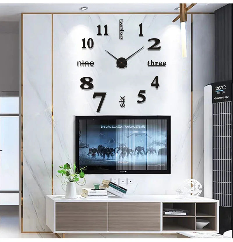 Moderne Wanduhr mit schwarzen Ziffern und Zeigern, montiert auf weißem Marmor.