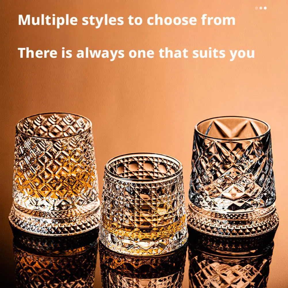 Un juego de dos elegantes vasos de whisky giratorios con patrones de vidrio tallado, mostrados sobre una superficie reflectan
