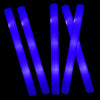 Ein Set leuchtend blauer LED-Glow-Sticks vor schwarzem Hintergrund.