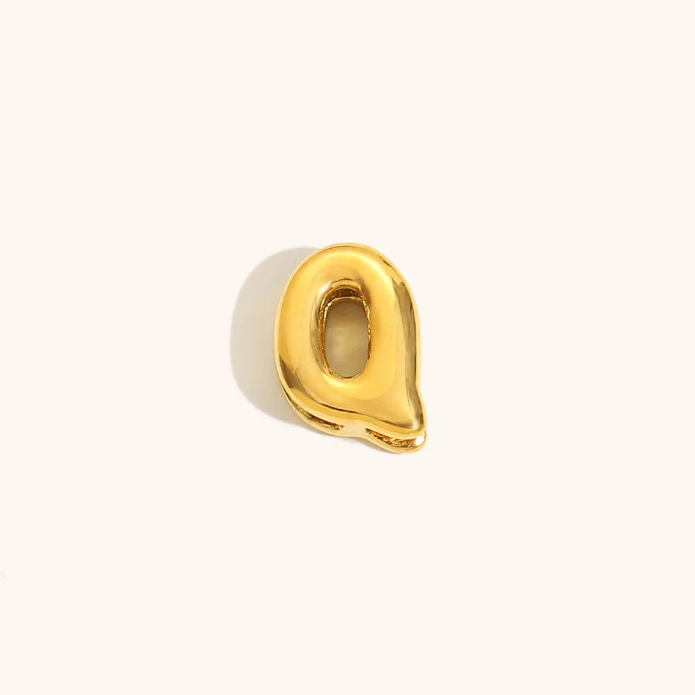 Nahaufnahme einer goldvergoldeten 3D-Blasenletter-Kette in Form des Buchstabens O.