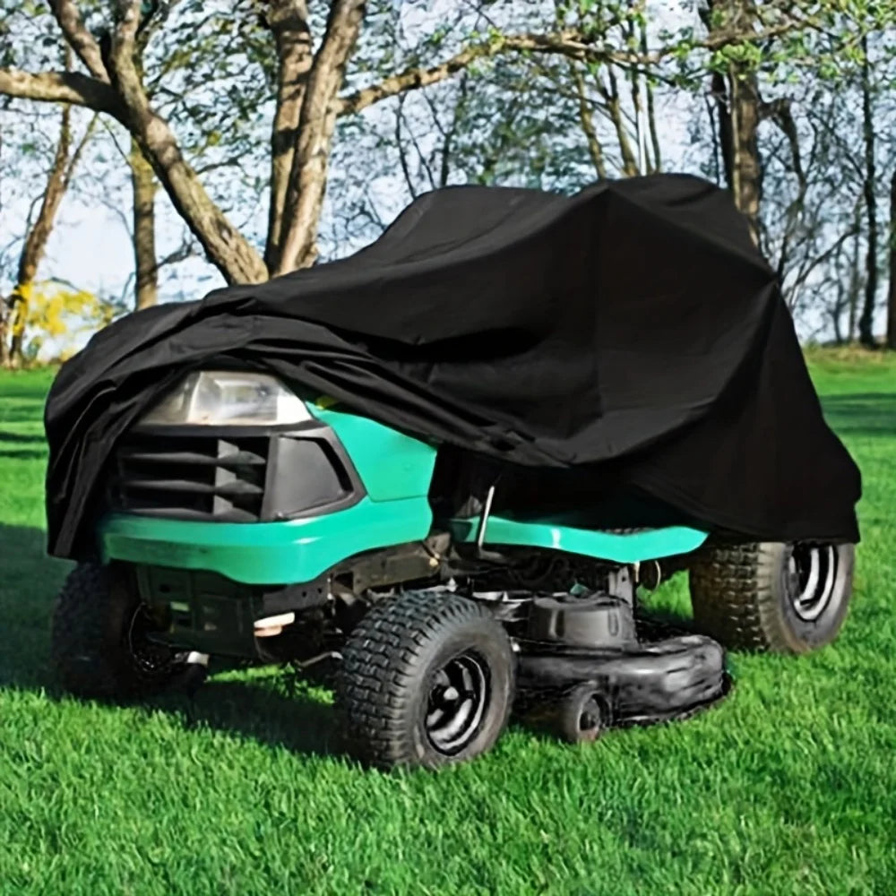 Tiefblaue Arbeitsmaschine mit schwarzer Abdeckung auf grünem Gras.